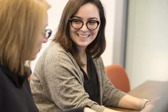 Twee vrouwen in gesprek