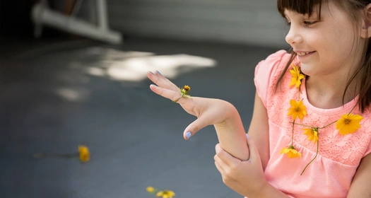 Fille avec une fleur