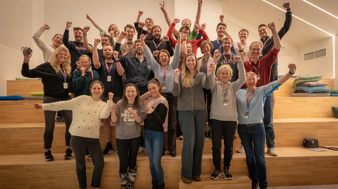 Een juichende groep Novartis medewerkers