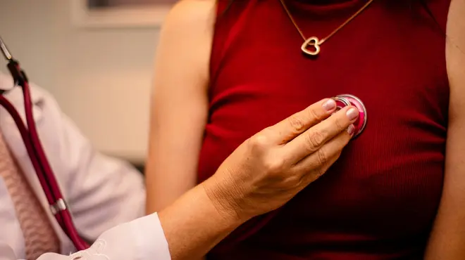 Een arts luistert naar het hart van een patiënt 