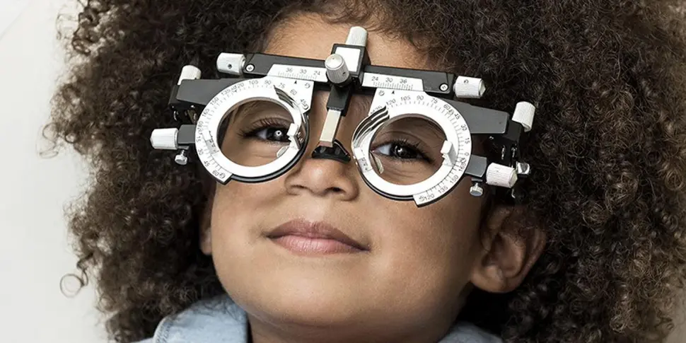 Малко момиче на преглед при офталмолог