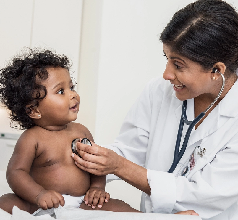 Médica examina batimento cardíaco de uma criança