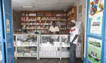 Conjunto de medicamentos disponíveis em uma farmácia em Nairóbi, Quênia