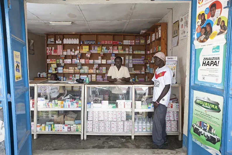 Conjunto de medicamentos disponíveis em uma farmácia em Nairóbi, Quênia