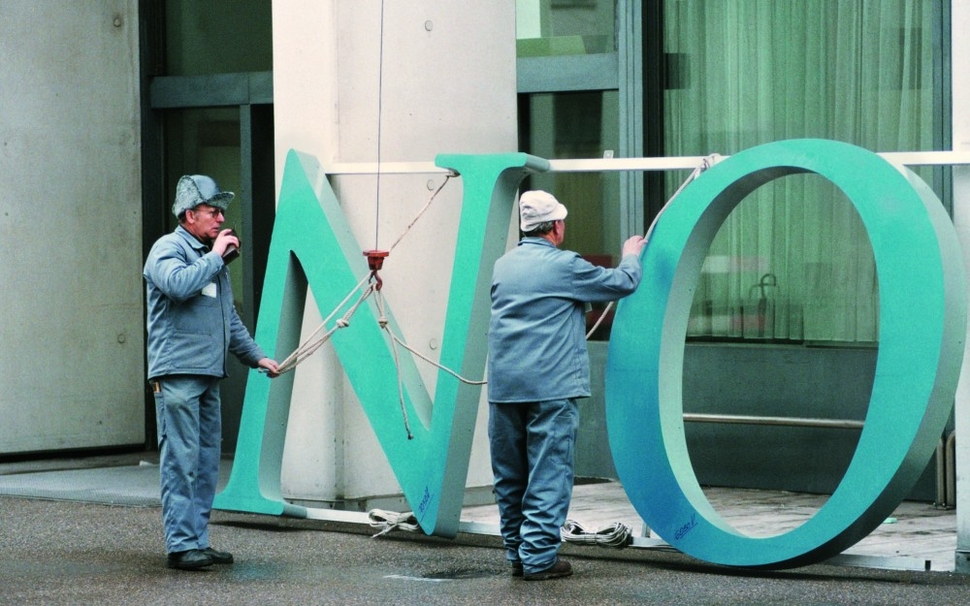 Fotografia do antigo logotipo da Novartis sendo alterado no local da Novartis St. Johann em Basel