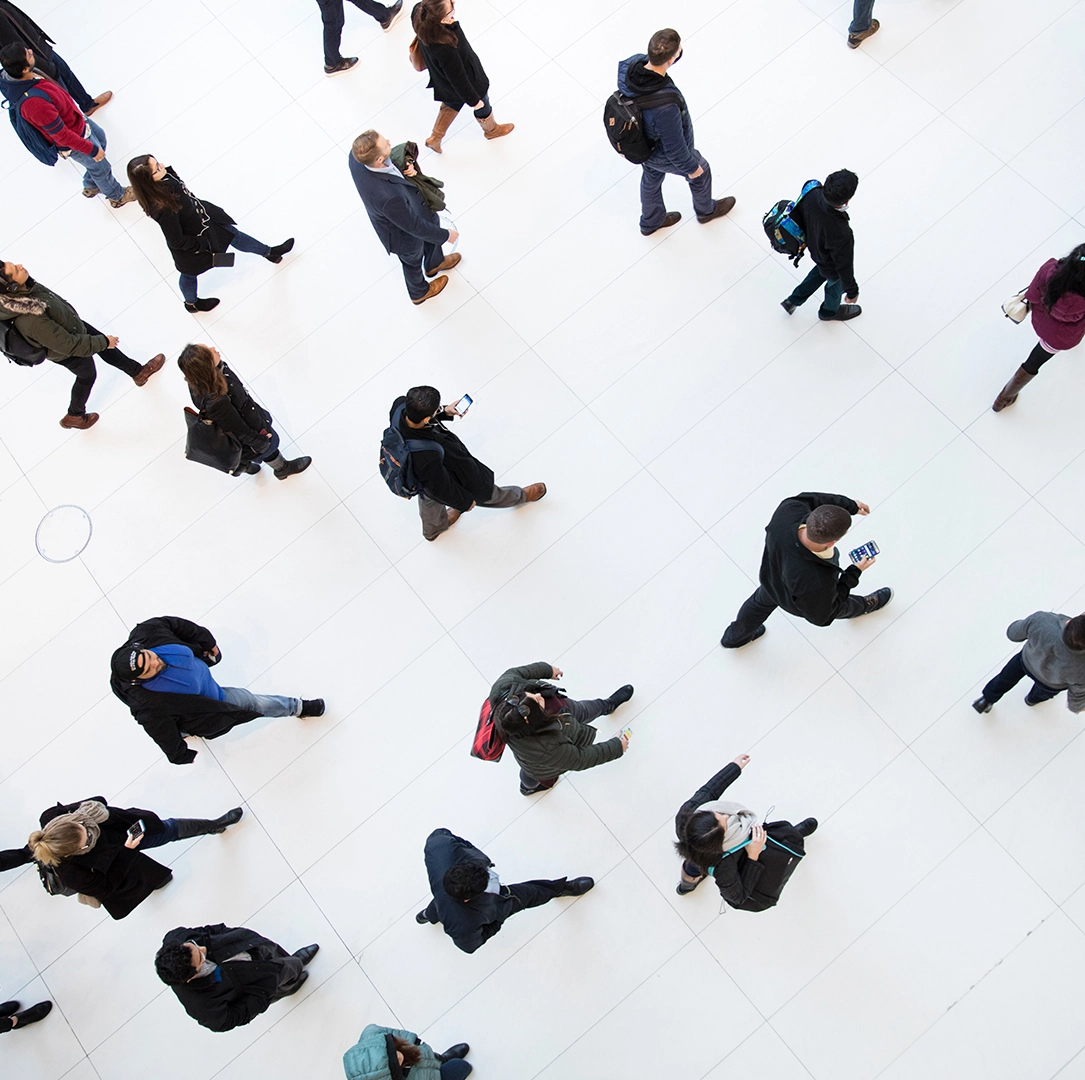 Pessoas caminhando vistas de cima
