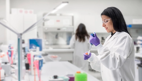 Novartis Wissenschaftlerinnen und Wissenschaftler in moderner Laborumgebung.