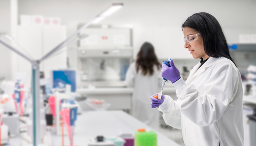 Novartis Wissenschaftlerinnen und Wissenschaftler in moderner Laborumgebung.