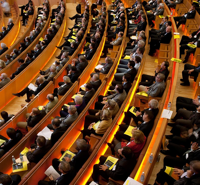 Blick auf das Publikum in einem Auditorium während einer Konferenz