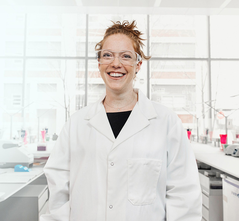 Wissenschaftliche Fachkraft im Labor mit Laborkitte