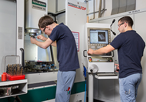 Polymechaniker bei der Arbeit