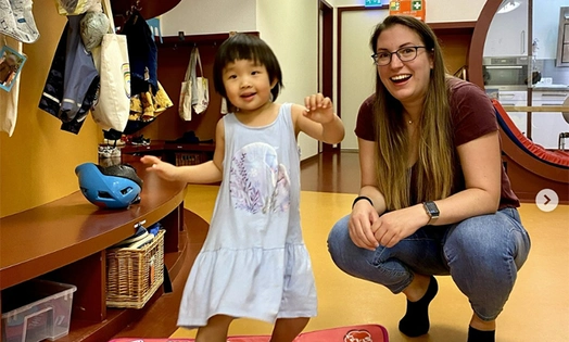 Eine Frau und ein kleines Mädchen posieren für ein Porträt in der Kita