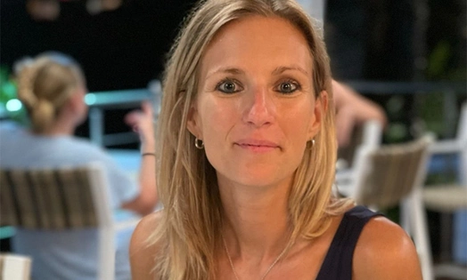 Eine Frau sitzt in Abendkleidung an einem Tisch