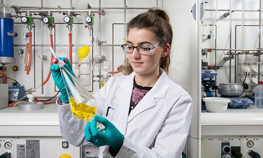 Eine Novartis Labormitarbeiterin