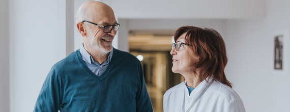Porträt eines Patienten und einer Pflegekraft im Gespräch
