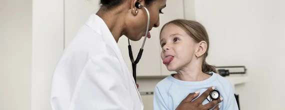 Eine Ärztin im Gespräch mit einem Patienten