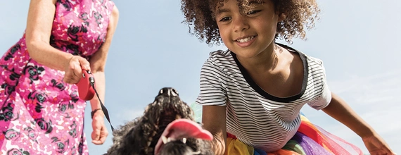 Ein Kind spielt mit einem Hund