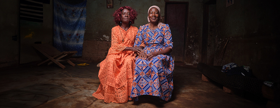 Portrait zweier sitzender Frauen aus Kamerun in traditioneller Kleidung