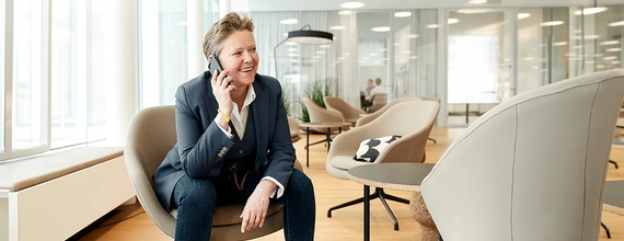 Eine Person beim Telefonieren