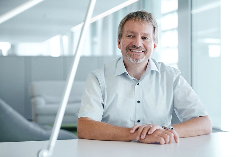 Heinz Ruffer am Schreibtisch