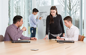 Des assistants en groupe de travail