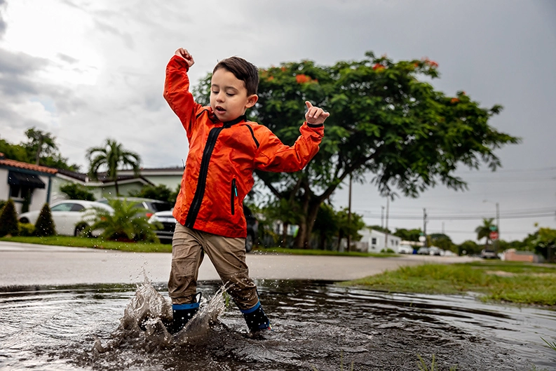 Matteo Almeida, ein junger Patient mit SMA Typ 1, kann dank einer Gentherapie wie andere Kinder in seinem Alter spielen.