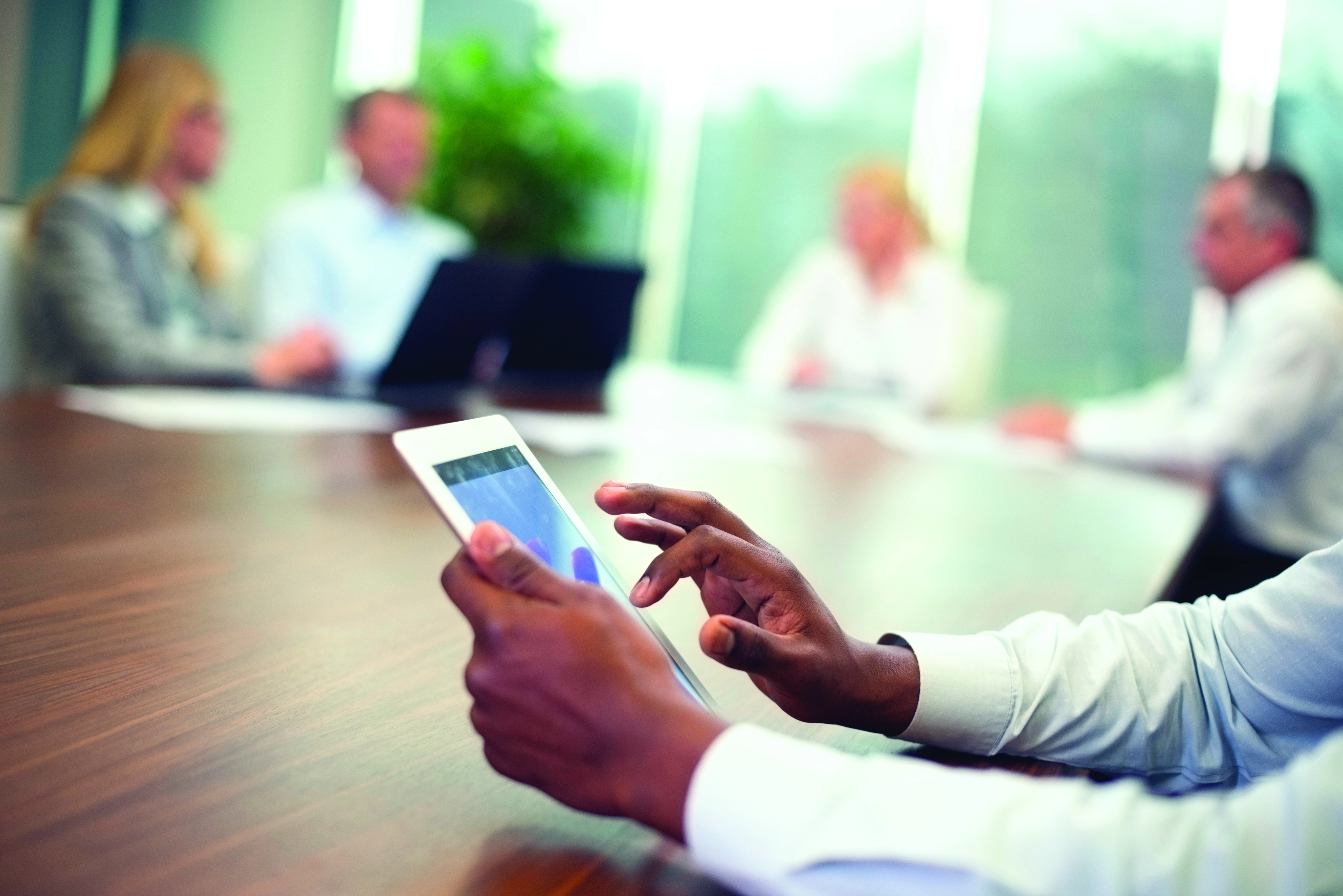 Mann bei der Bedienung seines Tablets