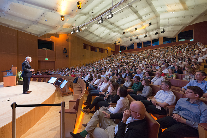 Michael Sandel sur la scène de l’auditorium du bâtiment Gehry sur le campus Novartis, à Bâle