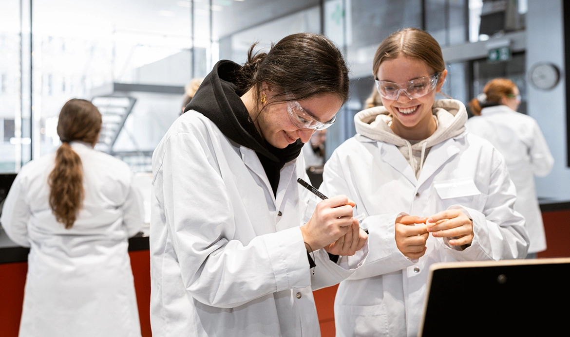 Mit guter Laune wird im SchoolLab experimentiert