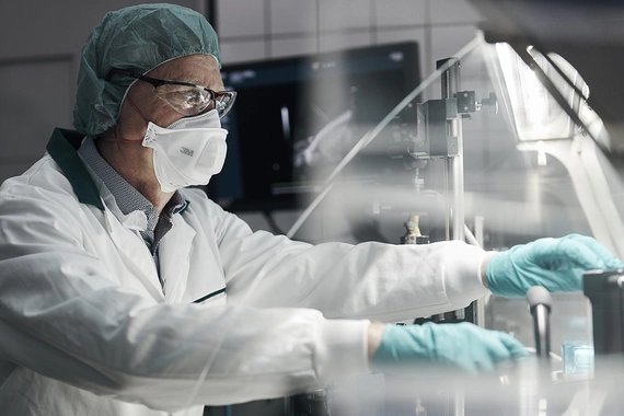 Novartis Wissenschaftler bei der Arbeit im Labor