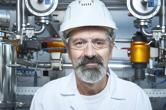 Novartis Produktionsmitarbeiter vor einer Anlage im Continuous Manufacturing