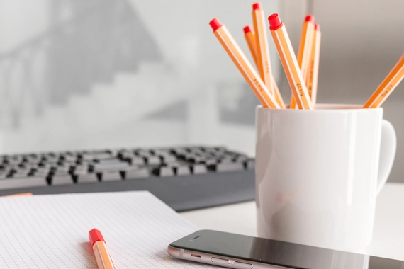 Stifte auf einem Schreibtisch