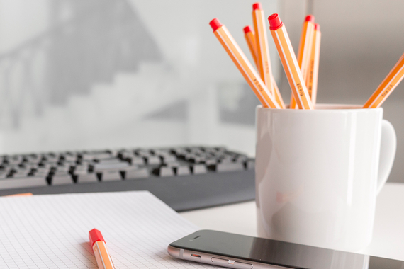 Du matériel d'écriture sur un bureau