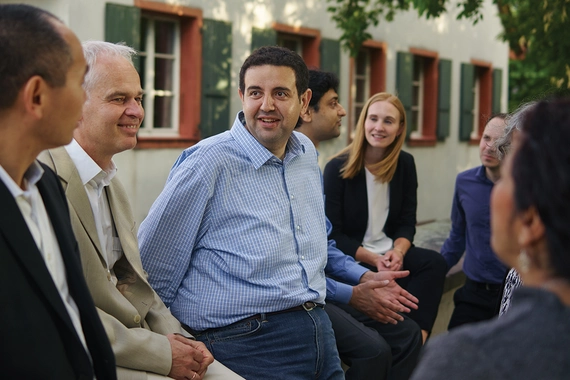 Novartis Mitarbeitende im Gespräch in der Basler Altstadt.