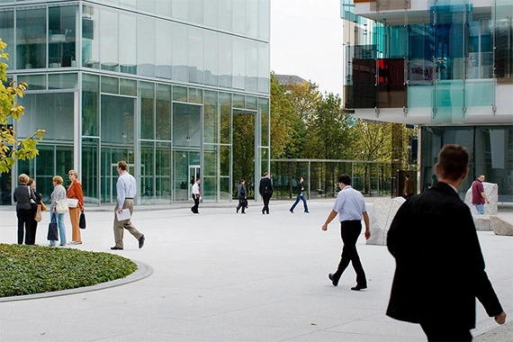 Geschäftsleute auf dem Novartis-Campus in Basel / Des hommes et femmes d’affaires sur le campus de Novartis à Bâle