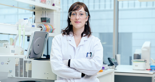 Une employée de laboratoire chez Novartis
