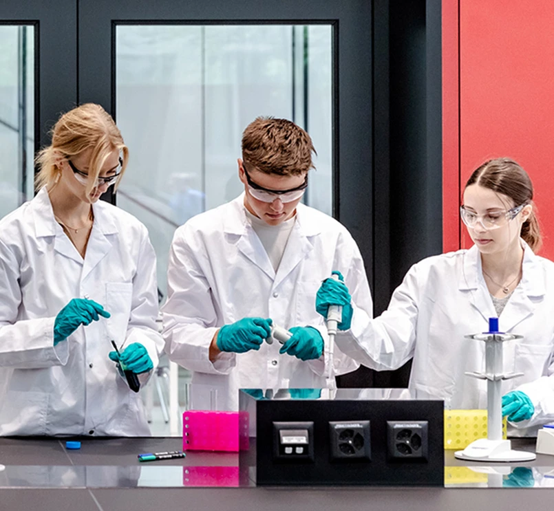 Des étudiants lors d'une expérimentation au sein du SchoolLab