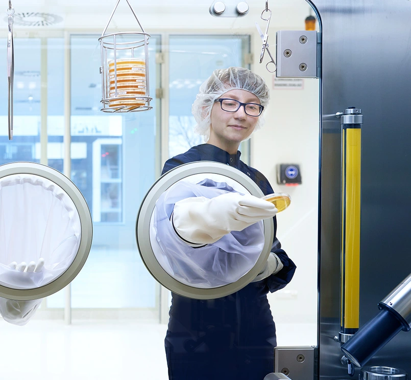 Eine Novartis Labormitarbeiterin