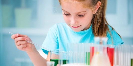 Une jeune élève lors d'une expérience de laboratoire