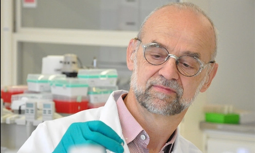 Un scientifique dans son laboratoire