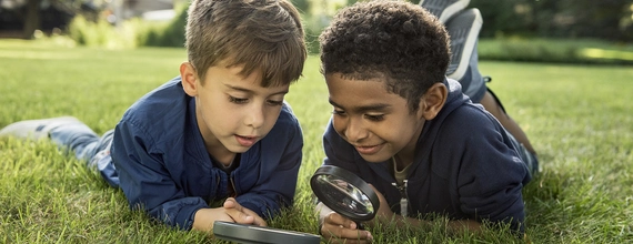 L'esprit de la recherche: des enfants découvrent le monde avec curiosité