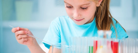 Une jeune élève lors d'une expérience de laboratoire