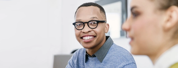 Zwei Personen in einer Besprechung