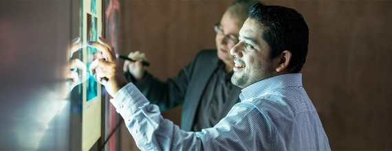 Un scientique interagit avec un écran