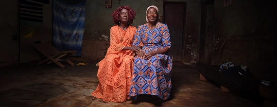 Portrait zweier sitzender Frauen aus Kamerun in traditioneller Kleidung