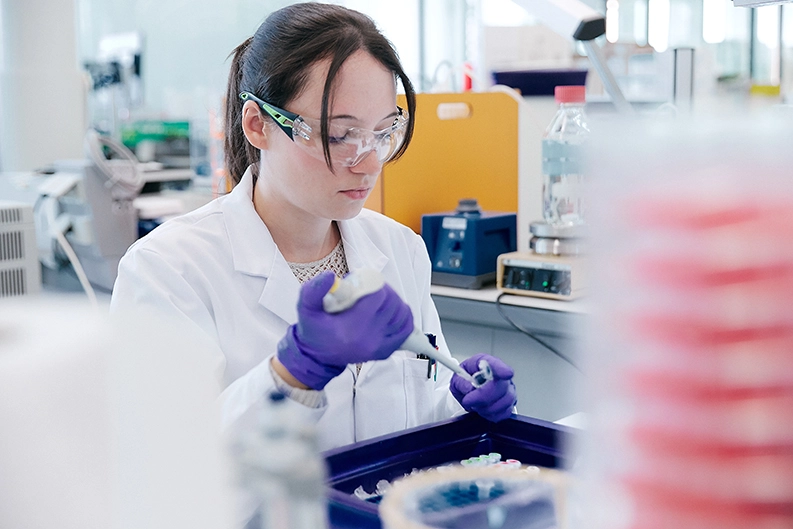 Une personne manipule en laboratoire des échantillons de tissus