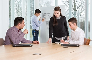 Des assistants en groupe de travail
