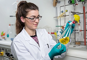 Chemie Laborantin bei der Arbeit