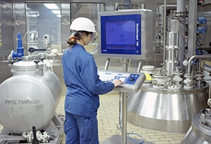 Pharmatechnologin in der Herstellung