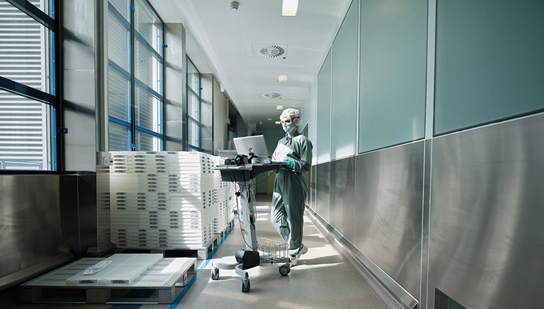 Des règles strictes d'hygiène et d'habillement s'appliquent à l'usine Steriles de Stein